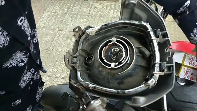How to change headlight of any bike or moped 50cc scooter,incandescent light bulb (invention). смотреть онлайн