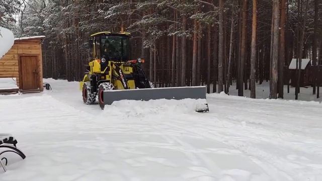 Как фронтальный погрузчик Boulder работает отвалом смотреть онлайн