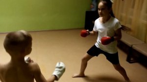 Мальчик бьет девочку, девочка бьет мальчика