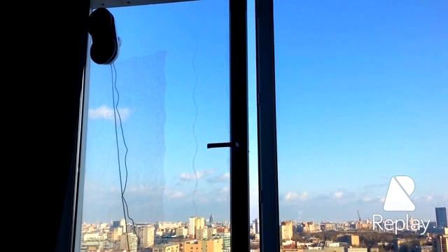 Робот мойщик окон Hobot в действии! смотреть онлайн
