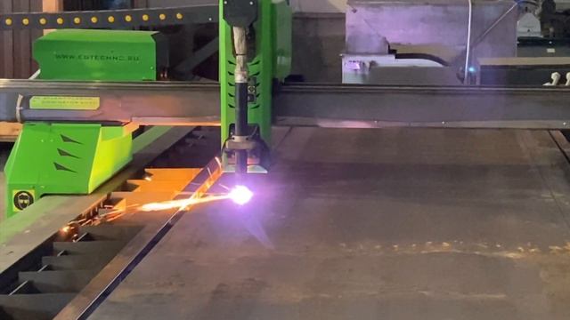 Резка металла 10 мм системой плазменной резки ARCTHERM® SM200A-II #плазменнаярезка #резкаметалла смотреть онлайн