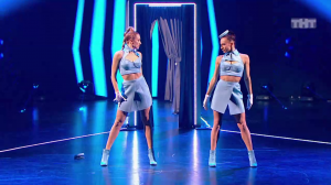 Танцы: Юля Косьмина и Юля Гаффарова (Иван Дорн - Бигуди) (сезон 4, серия 19)