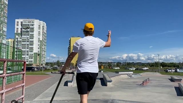 Человек менуал | чил видос из плазы | трюки на самокате... смотреть онлайн