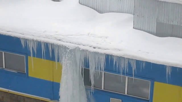 Глыба льда на газовой трубе по Советской 199 и 199а г. Магнитогорск смотреть онлайн