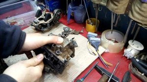 Как быстро снять оси дроссельных заслонок карбюратора.