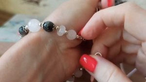 Маленькая хитрость!!! Быстро и без труда надеваем браслет на карабине!