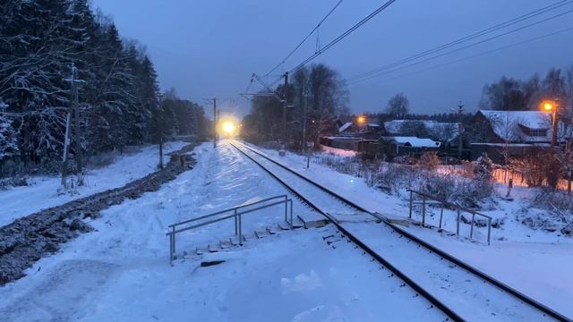 Электропоезд ЭП2Д-0122 платформа Хлюпино до станции Дмитров. 26.11.2023. смотреть онлайн