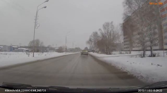 FILE1166 Тобольск улРемезова шахматист на Ниве + Митсубиши слева пытается выехать не по ПДД смотреть онлайн