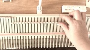 Лицевая гладь на вязальной машине silver reed lk 150 .Начало работы.
