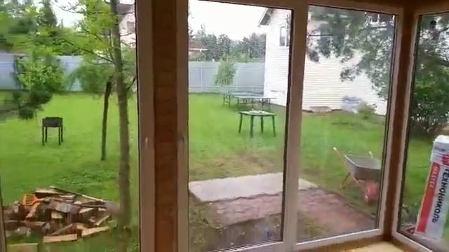 Беседка теплая с распашными окнами и фактурированным деревом смотреть онлайн