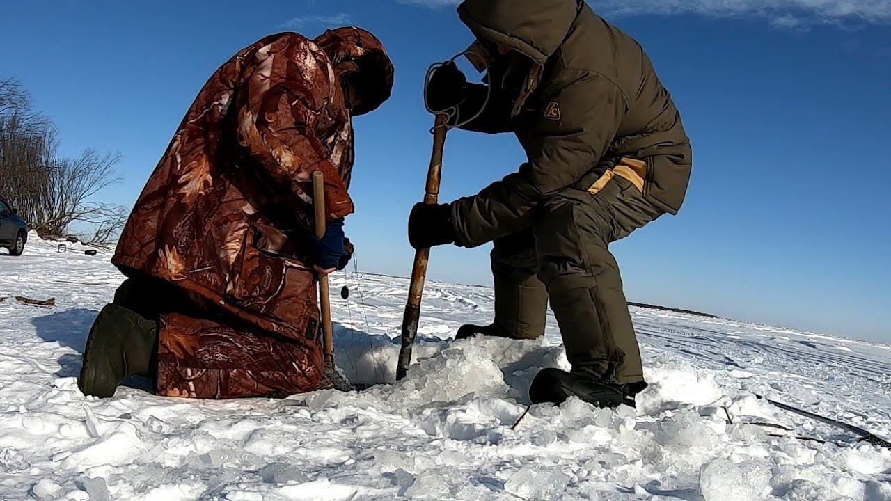 Рыба ЗАСТРЯЛА в лунке! Обзор ЭЛЕКТРОБУР. Зимняя рыбалка. смотреть онлайн
