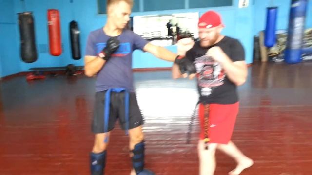 Защита+контратака руками ? и добавляем Маваши гери гедан (Лоу кик) в Киокушин Каратэ смотреть онлайн