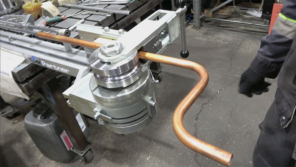 Гибка очень тонкостенной медной трубы D22х1 мм на дорновом ручном трубогибе PARTNER производства БМК смотреть онлайн