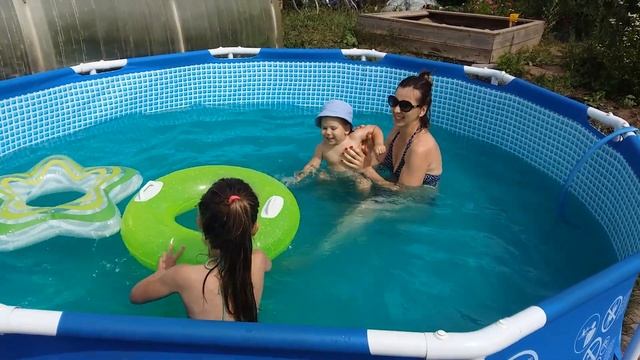 Оля Алиса и Александр в бассейне на дачи) смотреть онлайн