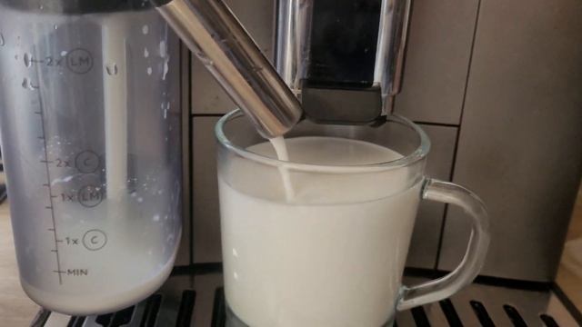Make a latte - Delonghi Magnifica Evo Automatic Coffee Machine смотреть онлайн