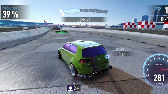 Volkswagen Golf GTI гонка по взлетной полосе аэропорта