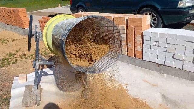 Добавил 2-ю сетку на бетономешалку: просеиваю чистый мелкий песок для кладки.