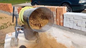 Добавил 2-ю сетку на бетономешалку: просеиваю чистый мелкий песок для кладки.