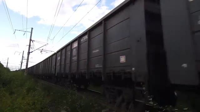 Электровоз 2ЭС5К 333 с грузовым поездом проследует ст Надвоицы на большой скорости. смотреть онлайн