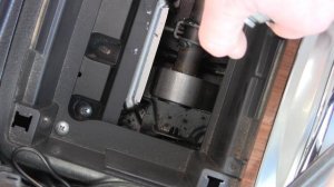 Mitsubishi PAJERO 4 как подтянуть ручник (стояночный тормоз)