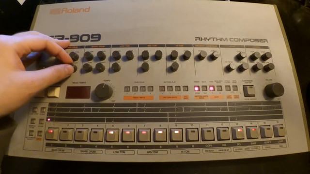 A quick jam on a Roland TR-909 смотреть онлайн