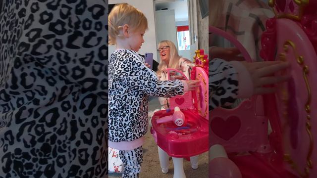 Lottie doing makeup at her vanity table смотреть онлайн