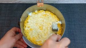 Салат с копченой курицей слоеный