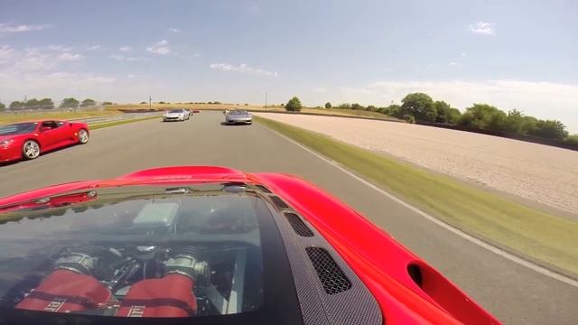 Ferrari Challenge Stradale : parade "sport et collection" 2014 - Partie 2 смотреть онлайн