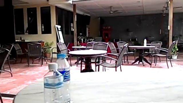 Любаня на фоне пустого "ресторана" смотреть онлайн