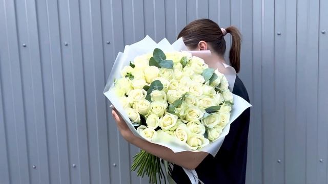 Букет из 55 роз Аваланж с эвкалиптом