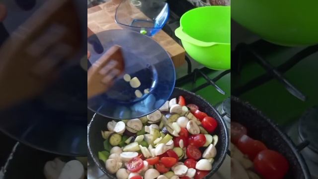 Курица с овощами в шикарной томатной заливке. смотреть онлайн