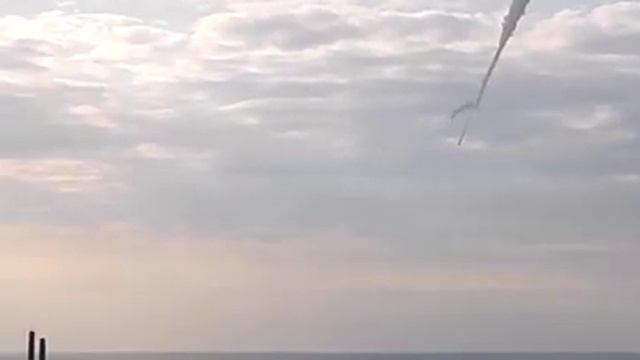 Несет старушка красный флаг