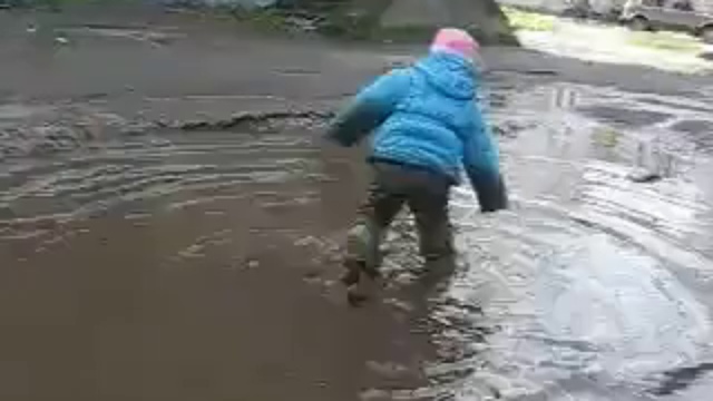 Вышел папаша с ребенком погулять... Смотреть Всем!!!! смотреть онлайн