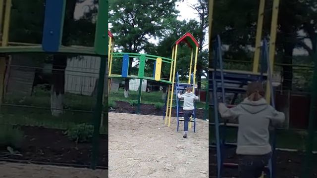 Дети получают приз за победу в соревновании с папой и мамой смотреть онлайн