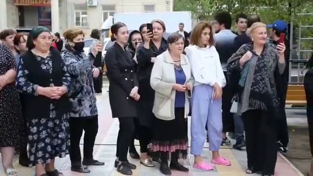 В Махачкале открыли ещё одну дворовую территорию по улице Магомедтагирова смотреть онлайн