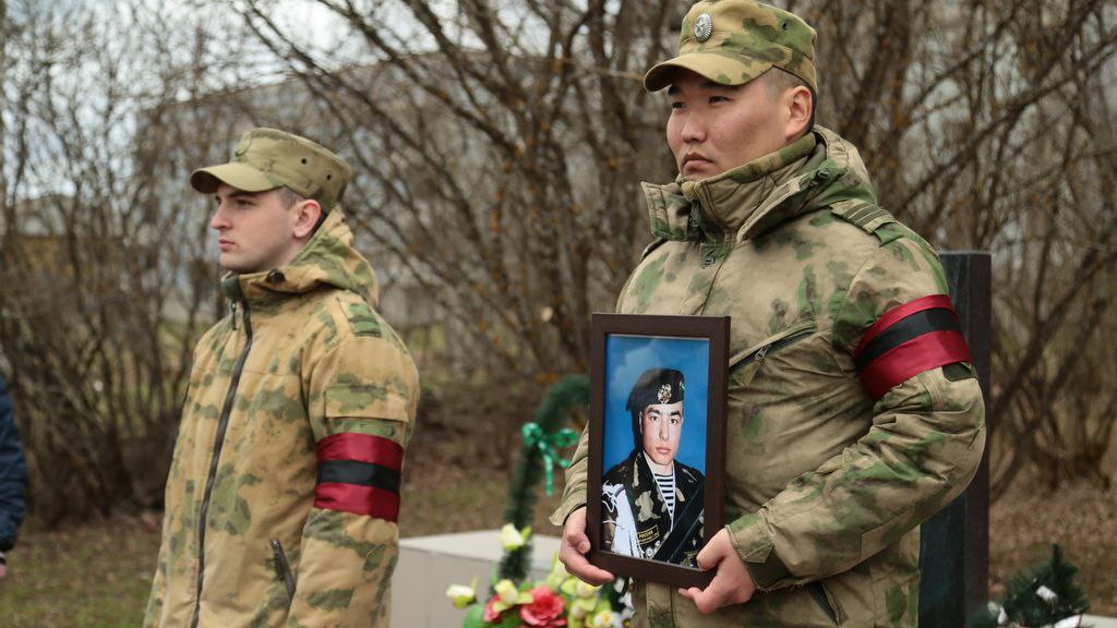 Владимир Уйба о прощании с младшим сержантом Сергеем Урнышевым смотреть онлайн