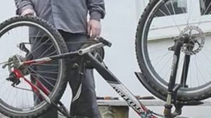 Как заклеить камеру велосипеда не снимая колеса.