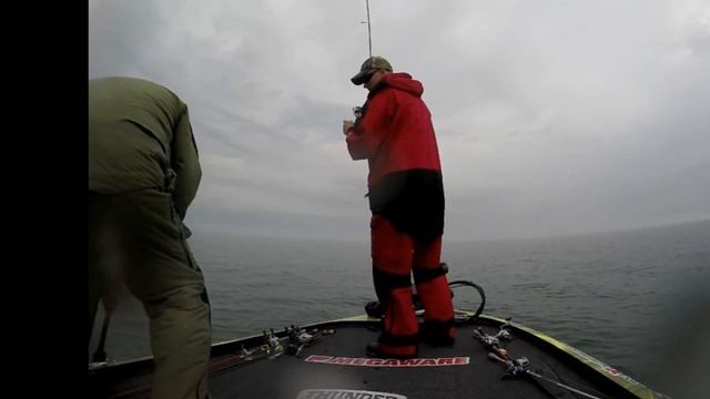Lake St Clair Smallmouth Bass Fishing in Fall смотреть онлайн