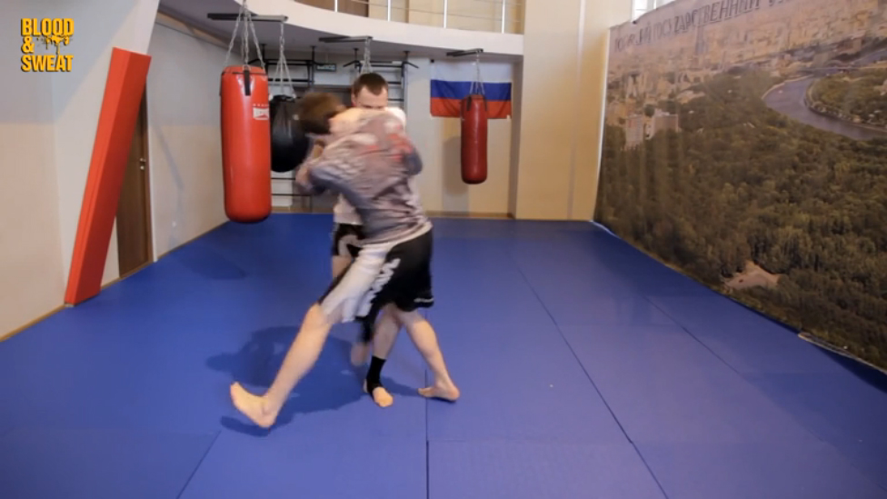 Муай тай. Работа в клинче - скрутка смотреть онлайн