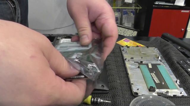 вскрываем Acer aspire one - коварная дверка смотреть онлайн