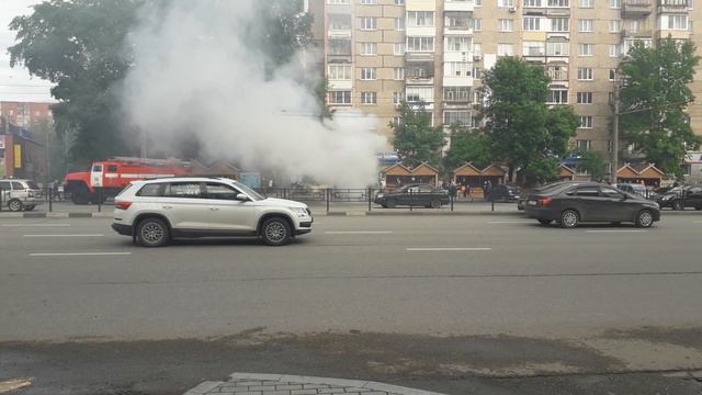 Горит автомобиль. 21.06.2022 Ижевск.mp4 смотреть онлайн