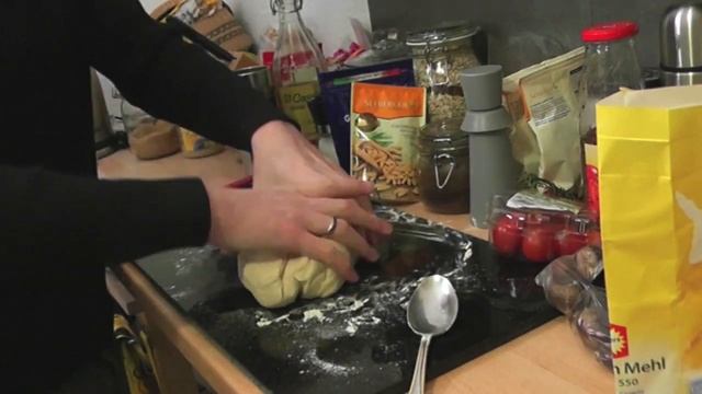 Рецепт "Пицца мамма мия" (пицца с салями и пицца овощная с моцареллой) смотреть онлайн