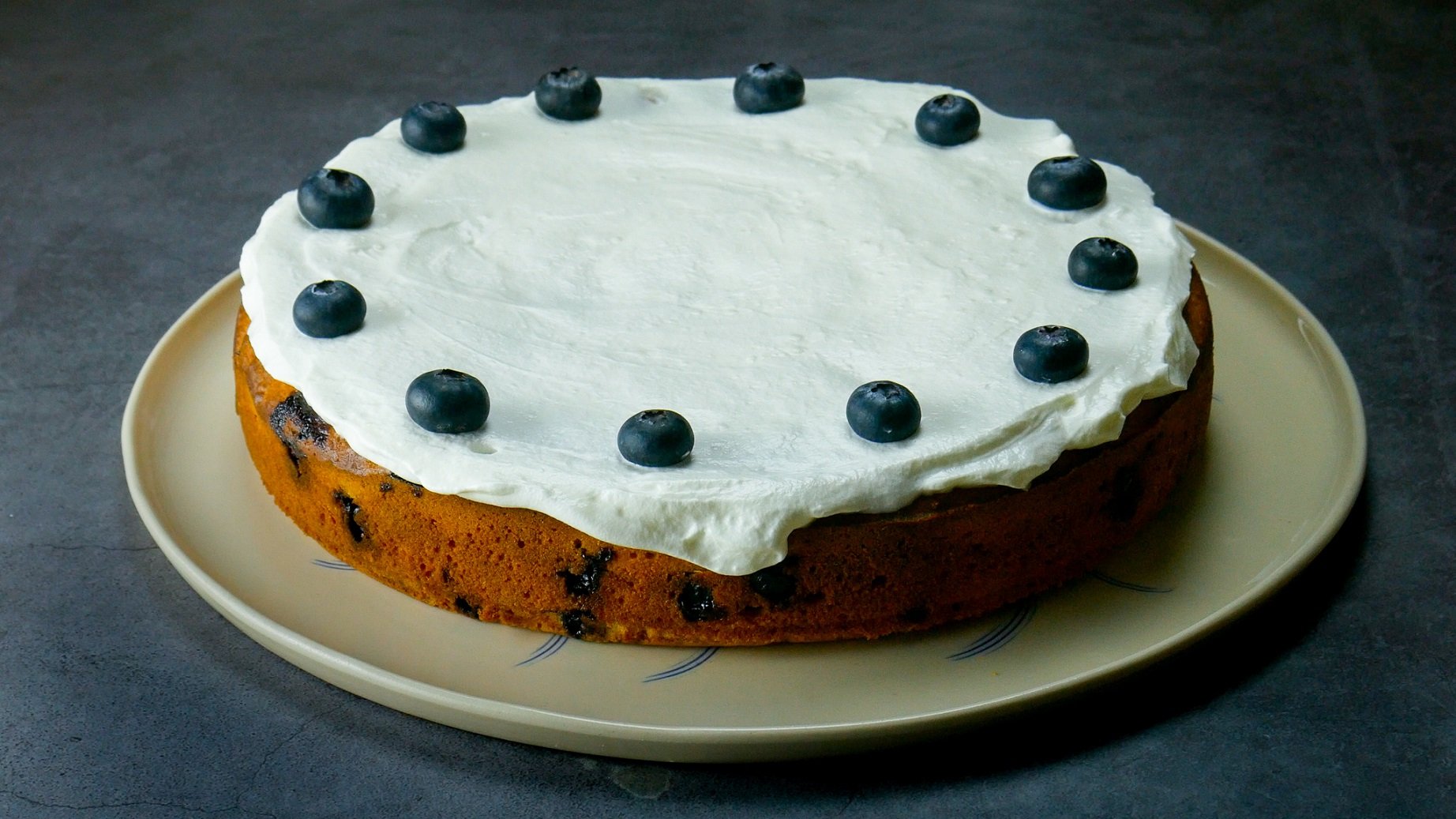 Приготовил пирог по рецепту с упаковки от кокосового молока. Что у меня получилось смотрите в видео смотреть онлайн