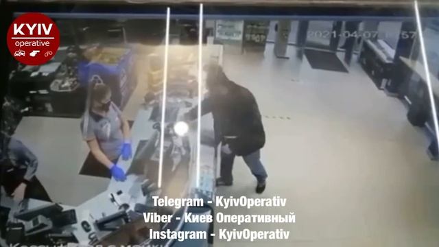 Водитель плюнул в лицо девушке-кассиру заправки после просьбы надеть маску смотреть онлайн
