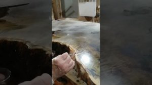 Покрытие лаком боковой поверхности столешницы из слэба