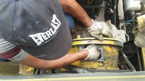 Снимаем двигатель погрузщика zl50j