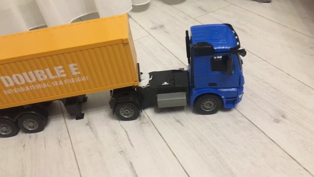 Машина Фура Мерседес.Крутая машинка грузовик на радиоуправлении. смотреть онлайн