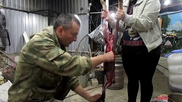 Обдираем зайца с женой за пару минут. Как ободрать зайца. Как разделать зайца. смотреть онлайн