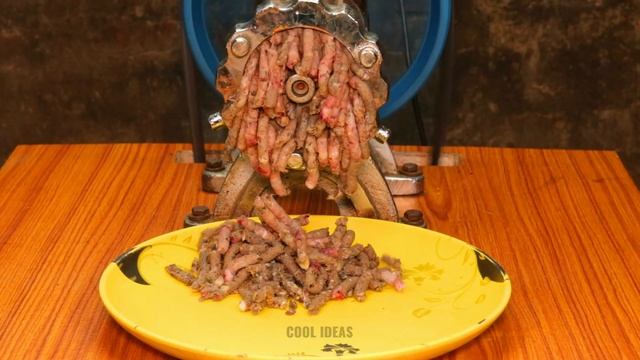 Experiment: Meat Grinder vs Tongue Fish смотреть онлайн