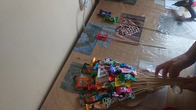 Подробный мастер класс Сладкий букет на скорую руку DIY Букет из конфет для новичков Что подарить смотреть онлайн